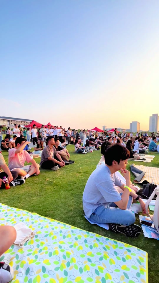 东南大学：在学校大草坪听#校园十佳歌手 多惬意 #校园歌手大赛有多燃 #大学生音乐节有多热闹
