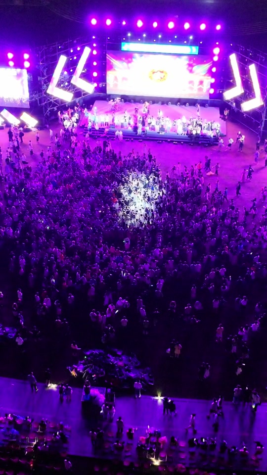 东南大学：#毕业晚会活动现场 上演万人打跳！太High啦！#各地高校毕业晚会大赏 #民族舞蹈舞出民族特色