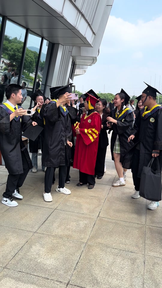 东南大学：大型追星现场 #毕业典礼 #高校毕业典礼花式大赏 #有梦有方向 #大学校长 #毕业🎓