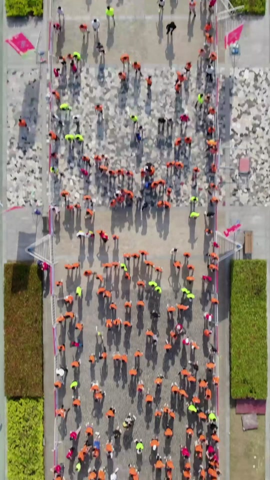 东南大学：校庆马拉松，开跑！#东南大学122周年校庆 #马拉松 #大学校园 #传递奔跑的力量 #校园马拉松