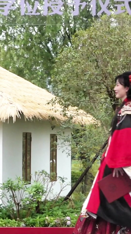 东南大学：马面裙、非遗绒花与云肩，打造最美博士学位服 #如果大学专业有自己的学士服 #高校毕业典礼花式大赏 #秀出新国风 #国风正当红 #博士毕业