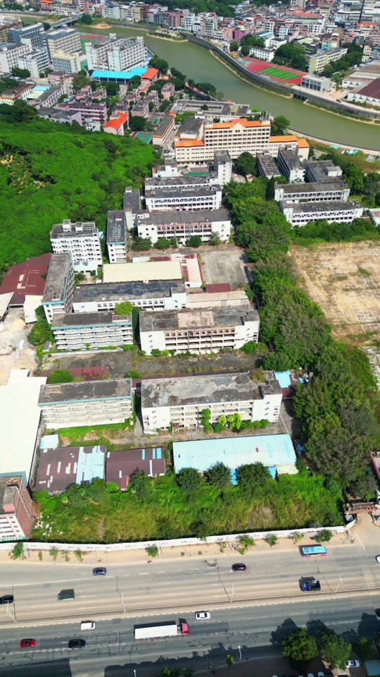 这里曾经令人闻风丧胆。它就是位于东莞樟木头的宝山收容所。听说当年没有暂住证的人被请到这里。不仅要承受艰苦的工作条件，还要饱受不公待遇的煎熬，心灵与身体接受重创。随着社会的发展和法律法规体系的完善，樟木头收容所已成为历史，也成为我们这一代人无法忘却的回忆。#东莞 #樟木头 #宝山工业区