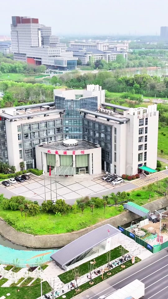 东南大学：配置拉满！一个校区居然有两个地铁站 继3号线东大九龙湖站后，5号线九龙湖南站也开通啦！#南京地铁 #交通出行 #大学校园