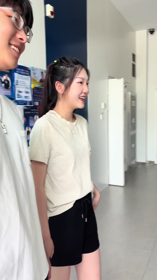 东南大学：一转眼就毕业啦 #电梯变装 #又到了拍毕业合影的季节 #我的毕业摄记 #毕业季学位服仪式感拉满