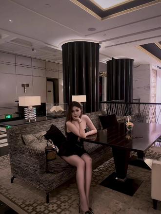 微胖女士衣服穿搭 276ff0746f4d44039829f4ca08f170f3_1694035064~tplv-dy-resize-origshort-autoq-75:330.jpeg?biz_tag=pcweb_cover&from=3213915784&s=PackSourceEnum_AWEME_DETAIL&sc=cover&se=false&x-expires=2010168000&x-signature=UYFKoXUcMHWR%2F%2Bizk%2F00wMdvyak%3D