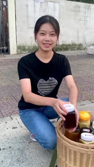 蜜蜂采蜜是什么样 ad08d92856bb404a9943455a4d0f94d5_1695882206~tplv-dy-resize-origshort-autoq-75:330.jpeg?biz_tag=pcweb_cover&from=3213915784&s=PackSourceEnum_AWEME_DETAIL&sc=cover&se=false&x-expires=2011248000&x-signature=9O1xM1l0SH4B4yXE70ELJixvzFw%3D