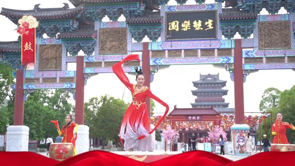 国内市场黄金多少钱一克 b6487e9dfb6a4f6da9ccbbcc324fa438_1696066802~tplv-dy-resize-origshort-autoq-75:330.jpeg?biz_tag=pcweb_cover&from=3213915784&s=PackSourceEnum_AWEME_DETAIL&sc=cover&se=false&x-expires=2011424400&x-signature=D9rjBED%2FFOmYsIP51eaZOfeZTsI%3D