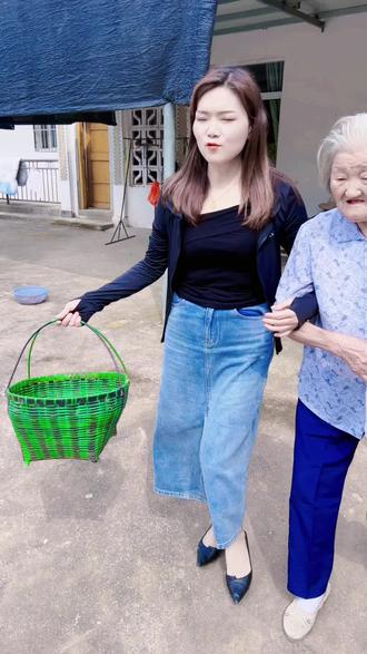 同款道具相册制作 okQnKPFZHhP5BCy6RLeBXDnAD4G6fMGI6Abe7z~tplv-dy-resize-origshort-autoq-75:330.jpeg?biz_tag=pcweb_cover&from=3213915784&s=PackSourceEnum_AWEME_DETAIL&sc=cover&se=false&x-expires=2012014800&x-signature=73nJZUh0z3BZLF%2FVYK1XuPN6jDs%3D