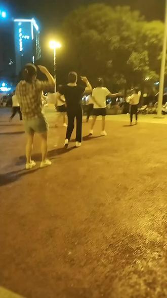 好一点的广场舞 okjhi0ZQEaNADd9Bt1wztAy9BeAfA1dgylwkIR~tplv-dy-resize-origshort-autoq-75:330.jpeg?biz_tag=pcweb_cover&from=3213915784&s=PackSourceEnum_AWEME_DETAIL&sc=cover&se=false&x-expires=2009257200&x-signature=v%2BuTeXEER88cPkPI4cnNuIRJroI%3D