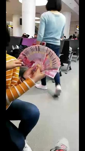 出国之前兑换的印尼盾瞬间变千万富婆!😄😄