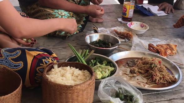อาหารพื้นบ้านภาคอีสาน จ.อุดรธานี泰国东北部的普通一餐饭,不使用筷子#泰国