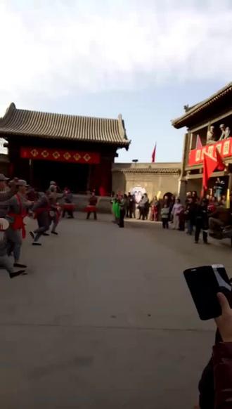 中间的是曾主演《重案六组》的大明星肖聪