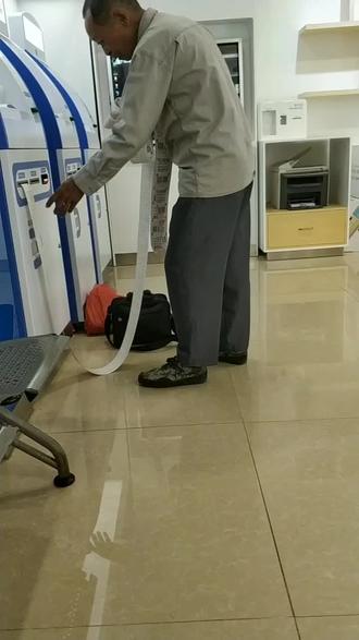 老人只想查下通信记录,结果按到全部打印出来了