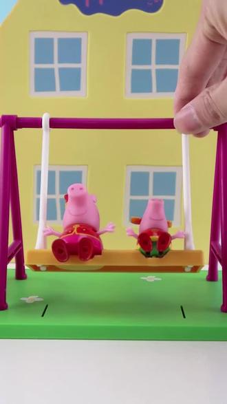 小猪佩奇和小猪乔治荡秋千@抖音小助手