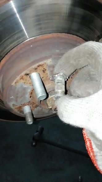 轮胎螺丝断一个,行车非常不安全!加班,更换左右前轮两个螺丝,两个轮胎断两个,非常有安全隐患,。