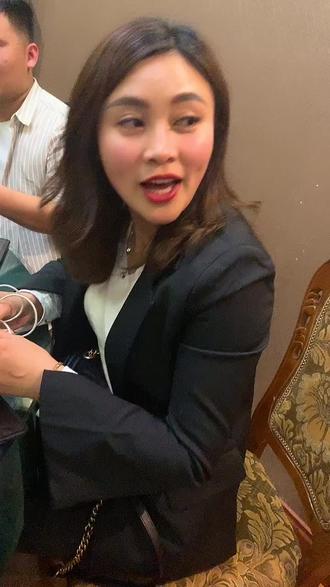 服务员,拿个塑料布袋,给我打包点偶肉,走的时候给我打包,拿一个不行,拿两个,一个光叉🤦♀️ #搞笑都带河南范
