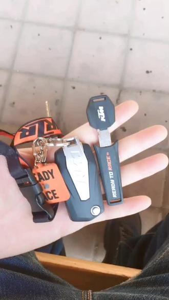 ktm1290advR版,两把钥匙都感应不到,车辆无法自检和启动,哪位大神知道怎么解决吗?在线等……