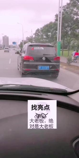 拼命追着拍他,差点追尾✈️
