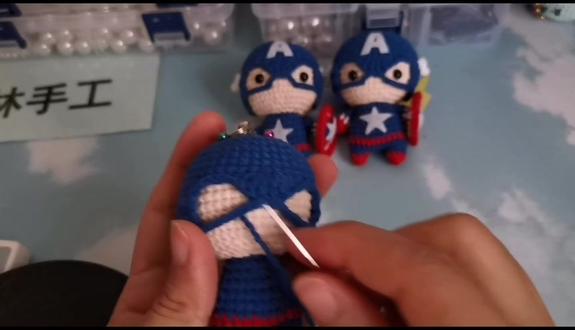 美国队长教程47 在面具顶部涂上胶水,然后套在头部上