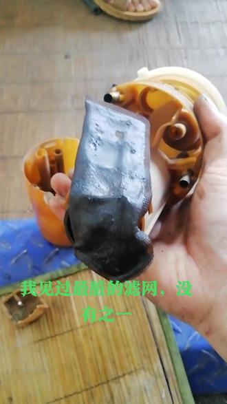 比亚迪F3加不起油,经检查发现滤网严重堵死。更换燃油滤清器和清洗油泵滤网后故障排除