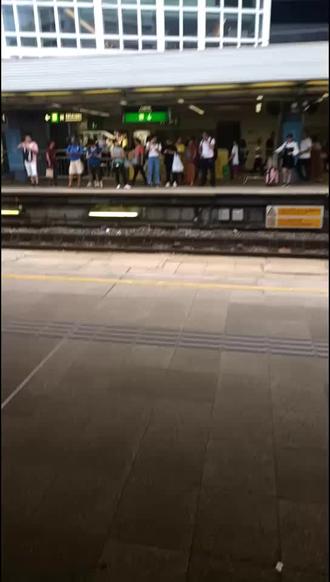 香港,九龙塘地铁站。👭👭👭