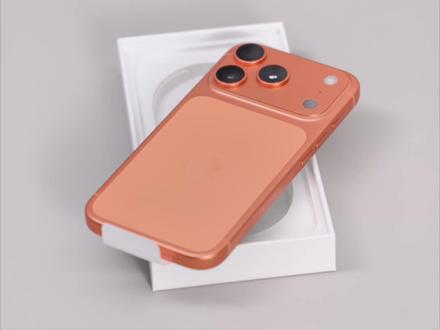 安全下车~iPhone17 Pro开箱验机全攻略📱 第三方平台入手必看!
·
年底奖励自己一台新的 iPhone 17 Pro
顺便拍个详细的验机流程
收藏这一篇,到手不翻车✅
⚠️ 开箱前一定全程录像!
避免后期扯皮,证据在手,安心很多
——————
📦 第一步:确认是否全新国行正品
(官网入的可直接跳到第二步)
1️⃣ 检查外包装
快递箱有无破损 → 手机盒封条是否完好
2️⃣ 看产地和型号
背面标注“原产国中国”
型号 M开头 CH/A结尾 = 国行零售版
核对颜色、容量是否与自己订单一致
3️⃣ 公众号查序列号
打开🍎官方公众号 → 找服务 → 保修信息
输入序列号,显示“设备未激活”才是全新
已激活会直接显示保修日期
——————
📱 第二步:检查外观与硬件
4️⃣ 开箱清点配件
数据线、卡针、说明书、三包凭证
一个都不能少
5️⃣ 仔细检查外观
背板、边框有无划痕或磕碰
重点看镜头有没有灰尘!
所有按键都按一遍,确认手感一致、回弹正常
6️⃣ 屏幕检查
撕膜后在光线下细看有无划痕
开机后进入激活界面
7️⃣ 三码合一
激活界面点右下角感叹号
弹出 IMEI 和序列号
对比包装盒、保修卡 → 必须一致
——————
⚙️ 第三步:开机测试
8️⃣ 屏幕与触摸测试
拖动图标滑遍整个屏幕
备忘录里用画笔涂满,检查有无断触
9️⃣ 蓝牙与显示测试
连接蓝牙设备试试
打开纯色图片,检查有无坏点、白斑
🔟 相机与扬声器测试
切换各个镜头,拍照、录像试试
播放音乐听听扬声器是否正常
1️⃣1️⃣ 电池健康
设置 → 电池 → 电池健康
新机循环次数应 ≤1
1️⃣2️⃣ 传感器测试
打开指南针,晃动手机
检查陀螺仪是否灵敏
——————
💡 最后的小提醒:
官网购买:14天内可无理由退换
第三方购买:一定保存好开箱视频,第一时间联系售后
按照这个流程走一遍
基本就能安全下车啦🚌
大家还有什么验机小技巧?
欢迎评论区分享~
#iPhone17 #iPhone17pro #iPhone #iPhone验机 #数码科技