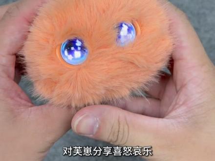 小爱开箱:芙崽AI情感陪伴机器人 这是一款面向 Z 世代的 AI 情感陪伴潮玩,主打类宠物养成与深度情感联结。外观上就是一个毛茸茸的便携包挂玩偶,约 140g,配大眼睛电子屏显示表情,十分可爱。内置了AI大模型,融合性格演化、深度记忆与成长反馈的完整情感陪伴体系。核心是通过持续互动解锁性格、语言与功能,建立专属情感羁绊