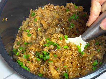 你们想偷懒都来做贾冰这个茄子焖饭,啥也不用吃到撑#贾冰同款茄子焖饭被我复刻出来了 #茄子焖饭 #贾冰茄子焖饭 #电饭锅食谱