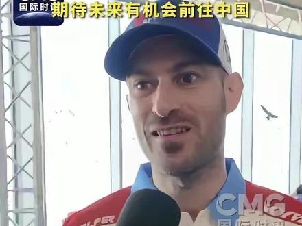 跑一场MotoGP,烧掉一年WSBK!张雪亲曝顶级赛事“金钱游戏”
你没听错,这就是摩托赛场的残酷现实。张雪机车创始人张雪近日透露,跑一整年世界超级摩托车锦标赛(WSBK)的成本大约在1500万到2000万元人民币。而这笔足以支撑一个赛季的巨款,在摩托车运动的最高殿堂——MotoGP里,可能只够支付一场分站赛的运营费用。
东鹏特饮、荣耀等国内巨头的赞助,让张雪在WSBK赛场上得以“衣食无忧”,全力冲刺。但若将目光投向MotoGP,目前的资金实力连“入场券”都难以触及。有估算显示,一支MotoGP车队单赛季的运营费用可能高达数亿元人民币,这确实是百亿级营收企业才敢参与的“资本牌桌”。
竞技体育的顶端,是技术、热血与资本的无底洞。张雪的WSBK征程已证明了中国制造的技术突破,但要想真正触摸MotoGP的金字塔尖,需要跨越的不仅是技术代差和漫长的车手培养周期,更是天文数字般的持续投入。
然而,希望并非渺茫。近期有外媒报道,中国品牌春风动力(CFMoto)正与西班牙Aspar车队探索在2027年携手进入MotoGP的可能性。更早的传闻则指出,春风有意收购KTM的厂队资源,以此获得顶级赛事的门票与核心技术。若成功,这将成为中国力量登陆MotoGP最高组别的历史性一步。
你觉得,靠“钞能力”收购成熟车队,是中国车队冲击MotoGP的最快路径吗?还是必须经历从零研发的漫长积累?关注我,带你直击赛场内外,看清中国摩托冲向世界之巅的每一步豪赌与抉择!