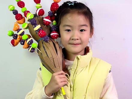 亲子冰糖葫芦手工🍡 娃玩到停不下来 谁能拒绝酸甜可爱的冰糖葫芦呀!不用开火不用糖,和娃用粘土就能DIY,安全又好玩~
准备材料超简单:
竹签、各色粘土、木棍、废纸、气泡膜、水果网、纸板、白色颜料
制作步骤巨好上手👇
1.捏水果造型:红粘土搓圆球=山楂/草莓,轻轻搓尖底部就是草莓果蒂,再用竹签戳几个小孔更逼真;黄粘土捏成弯弯的橘子瓣,想做青提葡萄就搓N个小圆球~
2.串一串+加细节:把捏好的“水果”串在竹签上,最后用白色颜料点涂几下当糖霜,晶莹剔透那味儿瞬间有了!
3.冰糖葫芦靶子:木棍包上废纸,再裹一层气泡膜固定,套上水果网,最后用纸板条绕圈绑好,颜值立马up!
全程不用剪刀不用胶水,3岁+宝宝就能自己搓圆球、串竹签,锻炼动手能力还能认识颜色和形状~ 做好的冰糖葫芦摆件摆在书桌,娃成就感爆棚!
你们家娃还想做什么口味的?芒果味、蓝莓味还是奇异果味?快评论区告诉我,下次解锁新造型呀~
#亲子手工 #手工diy #幼儿园手工 #冰糖葫芦 #粘土手工