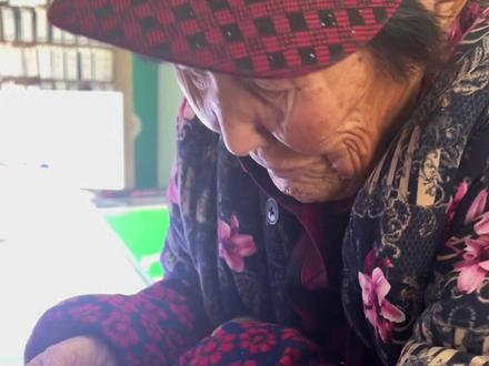 偶遇85岁的奶奶手机摔坏了、做点微不足道的事就为了奶奶能开心就好🙏#关爱老人