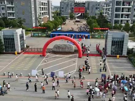 寿县第一中学2022级新生报到指南来了:1、根据省市县防疫要求,新生报到时家长不得入校。新生报到时 ,做好个人防护,进校时须佩戴口罩,配合学校做好体温监测。近14天内有中、高风险地区及境外旅居史的,或有发热、咳嗽、腹泻等症状的,暂不报到,并请及时和学校取得联系。近14天内有市外旅居史的,需提供48小时内核酸检测阴性证明,查验合格后方可入校报到。
2、来校报到前,请各位新生长按校微信公众号里的文末二维码识别,进入查询页面,输入个人相关信息查询分班结果。
3、新生报到流程
①符合报到条件的新生由学校南门进校,住宿行李交由志愿者消毒后统一转运至生活区;
②新生经测温通道测温后进入大光广场,到班主任处报到;
③走读生、陪读生需提供相应材料(详见新生入学须知),经班主任查验后领取申请表;
④住宿生到生活区拿取个人行李后办理入住。
4、要求符合报到条件的新生于8月22日完成报到手续。
如有特殊原因不能按期报到入学者,须在开学一周内向学校履行书面请假手续,否则将取消入学资格。#寿县一中#炎刘镇#淮南市#寿县#合肥市