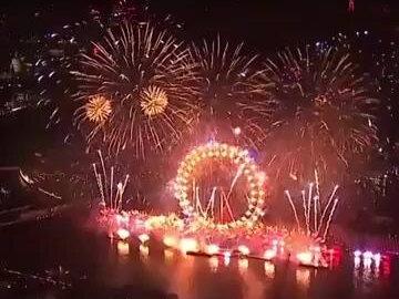 全球多地上演烟花秀 迎接2026新年