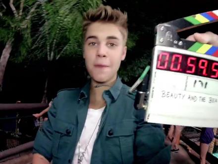 【4K高清】贾斯汀·比伯-Beauty And A Beat #贾斯汀比伯 #justinbieber #科切拉 #欧美音乐 #音乐分享 《Beauty and a Beat》是贾斯汀·比伯与妮琪·米娜演唱的歌曲,词曲由Zedd、马克斯·马丁、萨凡·科特查、妮琪·米娜共同创作,收录于贾斯汀·比伯的第三张录音室专辑《Believe》,于2012年6月15日随专辑发行,同年10月24日作为单曲发行。《Beauty and a Beat》是一首轻快俏皮的电音流行歌曲,曲风兼具复古气息与夏日活力,如同酷暑中一场清凉的沐浴,惬意十足。该曲原本是Zedd为个人专辑《Clarity》创作的歌曲,但他认为这首歌的风格与专辑不符。贾斯汀·比伯的经纪人听到后,交由贾斯汀·比伯和妮琪·米娜演唱。《Beauty and a Beat》取得了美国公告牌百强单曲榜第5名,并以超过400万份的数字销量被美国唱片业协会认证为四倍白金唱片。2013年8月,该曲获得第15届美国青少年选择奖“最佳男艺人单曲”奖。2026年4月,贾斯汀·比伯在科切拉音乐节表演了该曲,使其翻红,重返全球各国榜单。