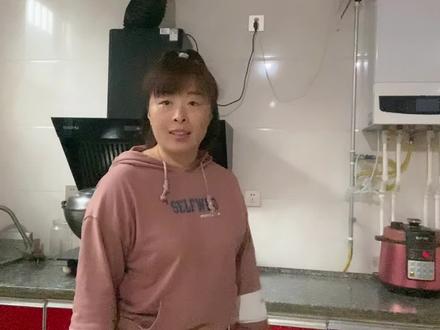 下雨天就适合在家做美食,割点猪肉吃个砂锅配上刚出锅的馍就绝了