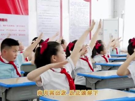 安丘兴华学校课桌舞火了!网友:这才是少年该有的样子#少年强则国强 #课桌舞 #校园