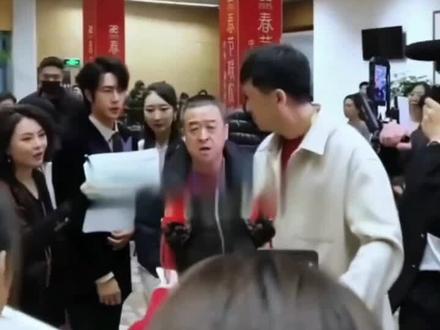来看看王一博春晚后台火爆场面和彩排现场亲历者怎么说的#王一博春晚彩排必须清场 #王一博春晚后台火爆热度