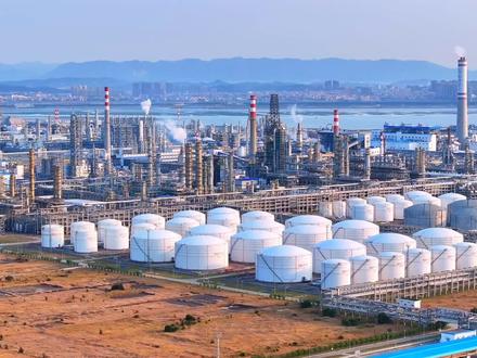 万万没想到,氧化铝、烧碱、纯碱、PVC等长期处于下跌通道的品种,近期依然延续大幅下跌行情。即便临近移月换仓阶段,有些品种的2601合约仍出现增仓大跌的走势,表现令人意外。玻璃也再度跌破1000元整数关口。究其背后原因,这些品种普遍面临库存高企、供应持续释放而需求疲软的局面。供需矛盾是决定价格走势的核心逻辑,大宗商品的价格本质是由供需关系决定的。当供给持续大于需求,库存不断累积,价格往往承压下行,这一矛盾不仅影响价格的绝对水平,也主导其长期趋势。持续的供过于求会导致价格形成下行趋势,即便在合约换月阶段,若市场对远期供需改善的预期不强,资金仍可能继续押注价格走弱,只有当未来供需结构出现预期内的转变,价格趋势才可能发生实质性反转。我们在关注库存与现货价格的同时,更需从供需矛盾的演变中把握价格的方向与节奏。#PVC #玻璃 #纯碱