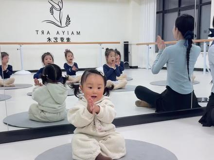 一岁半宝宝勇闯舞蹈启蒙课🩰
#爱跳舞的宝宝 #当你的孩子听到音乐的时候