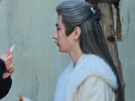 涂润唇膏为什么要遮起来~ 手真好看!#长安二十四计 #成毅