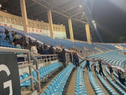 风起北固,山河入怀。 一纸Tifo,复刻辛弃疾千古家国壮志;一方看台,燃彻镇江主场赤诚热血。
荣光背后,是@镇江梦溪蓝耀球迷会 不为人知的坚守与奔赴;风雨声里,始终怀揣初心为城而战。
一腔赤诚,不负热土,只为镇江!
#苏超 #镇江队 #辛弃疾 #何处望神州 #苏豪苏超