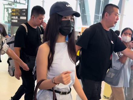 就连心疼你都有时差😭一个人去北京谈判 在舆论风波很大的情况下还一直对粉丝饭撒 以最好的状态面对粉丝 不让粉丝担心#虞书欣#路透 #双轨 #姜暮#书欣要舒心