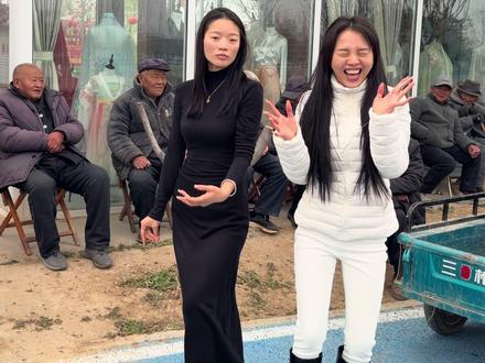 #高尔夫舞 #喜欢跳舞哪里都是舞台随舞而动 #喜欢舞去哪里都是舞台 #记录真实生活 我们也来跟风了 哈哈哈 怎么样姐妹们