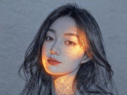 #这张速写画出我的灵魂 有时我分不清,究竟是情绪引发了复盘,还是复盘喂养了情绪。
它们像一对共生体,彼此依存,彼此强化。
我在这漩涡里转了一圈又一圈,伸手想抓住什么,却只抓到一把潮湿的空气。
他们说时间能治愈一切。
可我的时间好像卡住了,在原地打转。他们说时间能治愈一切。
可我的时间好像卡住了,在原地打转。像老式唱片机的唱针,固执地划着同一道凹槽——每一次回转,都让那道痕迹更深一分。
我试过用理智的光照进这漩涡。告诉自己:看,这里本没有深渊。
可情绪有自己的逻辑,它不听推理。它像雨水,悄无声息地渗进每个思想的缝隙。等发现时,内心早已泥泞不堪。
白天,我正常地走路、交谈、微笑。没有人看出破绽。
只有我知道,那个漩涡就在脚下——在某个走神的瞬间,在深夜醒来耳边的寂静里,它随时会张开温柔的、令人沉溺的入口。
我甚至开始怀念最初的痛。至少那时,痛是直接的,鲜烈的。
而现在,它变成了一种背景音,像永远除不尽的低烧。我在这不健康的温暖里,竟然也长出了某种畸形的适应。
他们说“放下吧”,说得那么轻巧。
可当“放下”本身也成了一个需要反复思考的命题,这何尝不是另一种形式的复盘?另一个精心伪装的漩涡?
我害怕的不是痛苦本身,而是这种周而复始的循环,正在成为我最熟悉的安全区。
我一边憎恶着这潮湿的牢笼,一边又靠着它四壁的触感,确认着自己的存在。
也许问题早已不是“如何走出”,而是——
当有一天漩涡真的消失,我是否还认得那片平静却陌生的海面?此刻,我依然在漩涡里。
但或许,我开始学着不再急于抓住什么。只是看着情绪来了又走,看着复盘如潮水涨了又退。