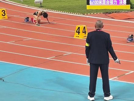 #江苏田径队获得罕见重赛 #袁琦琦说江苏队差点成大冤种
在15日晚进行的全运会4×100米混合接力比赛中,江苏队在赛后提出申诉,称受到另一位运动员的骚扰阻挡,不能公平完赛。仲裁委员会为此搜集所有证据,允以重赛。16日18时30分,江苏队完成了单独重跑,最终成绩41.09秒排名第五。