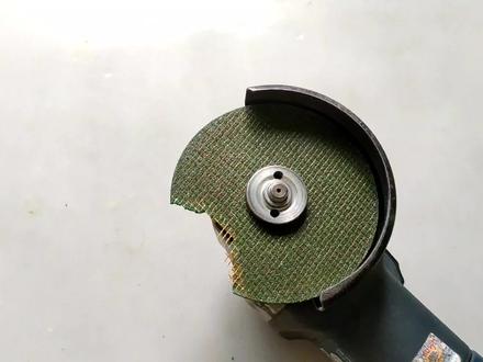 角磨机切割片断裂卡死怎么拆?师傅教你个好方法,一拆就掉!#角磨机 #拆卸角磨机切割片 #切割片 #水电工知识