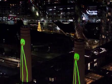 |烟囱开画| 谁敢在伦敦的百年废墟上,开一场最大的画展?Apple邀请普通人用iPad画圣诞树,然后直接投影到了巴特西发电站两根巨大的烟囱上。@抖音艺术 #圣诞节 #视觉艺术 #姜暮编辑部 #艺术在抖音 #抖音艺术解码计划