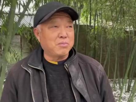 12月12日中午,郑州贾鲁河源头复涌,大雪也挡不住大批直播博主来此拍摄。来自驻马店的直播博主坦言已连播四天,流量还不错。附近村民回忆,以前河水很大,经常在里边抓鱼逮螃蟹,水的味道是甜的。(记者 邓放 河南日报社全媒体记者 贺惠君)