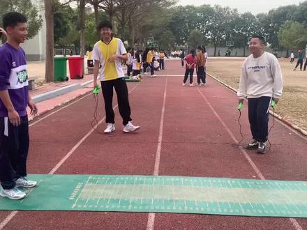 #中考体育 #日常训练 #立定跳远 #体育课 林超纪念中学学生认真备考中考体育加试,立定跳远做到4个步骤,提高动作协调性,满分应该不会很难!(一看就会永远只能在抖音里面)