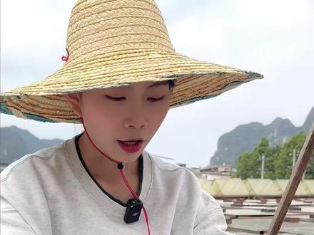 酱油长不长蛆,取决于酿造的人对食品卫生重不重视。 纯粮酿造长蛆的酱油一定是卫生不到位,父亲坚持打扫晒场卫生,就是为了让大家吃到干净的酱油,这不止是在酿造上没有添加剂的干净,也是对做好一件事情那颗纯净的心。#传统工艺 #酱油